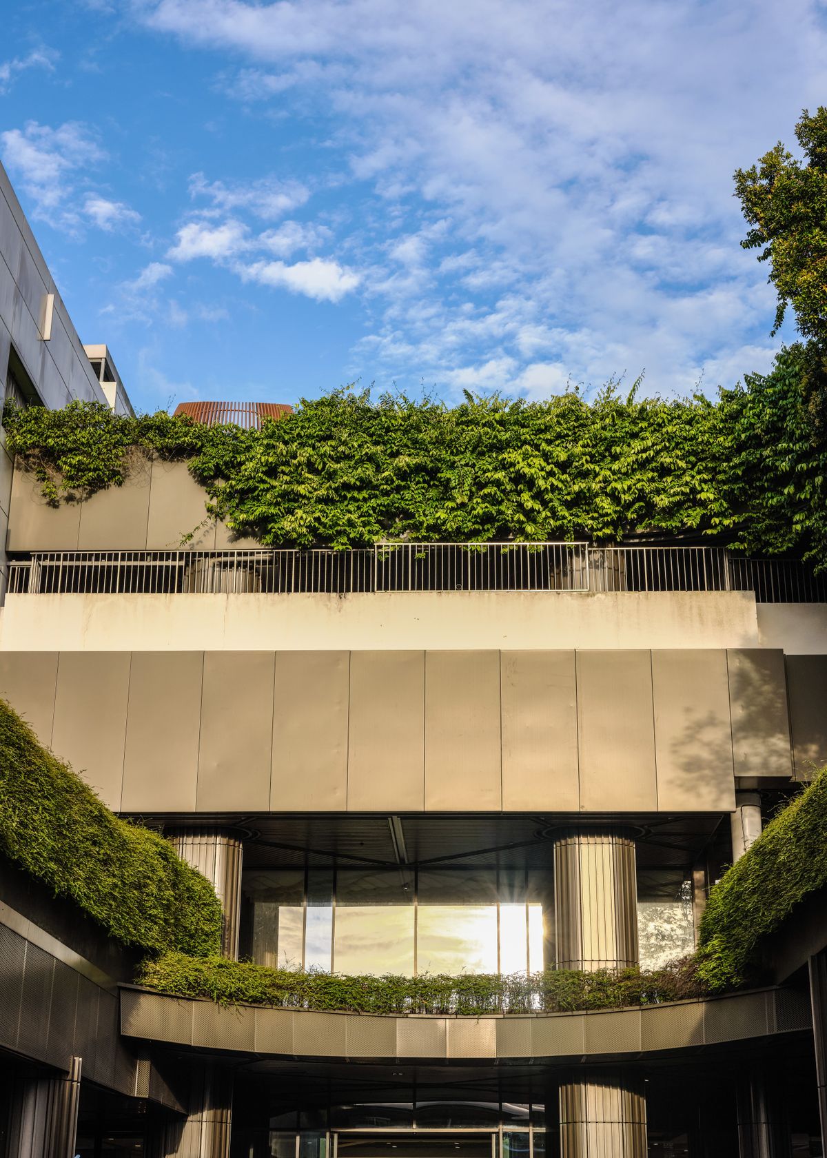 Casa moderna e eficiente com fachada verde